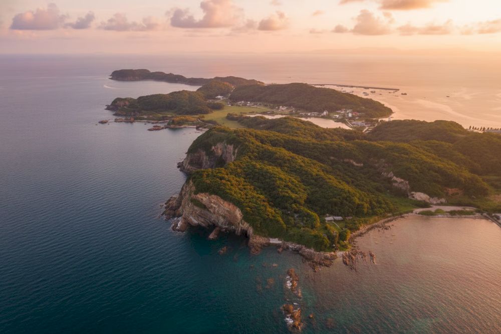 Co To Island stands out with crystal-clear waters, romantic coastal roads, and a peaceful atmosphere ideal for a relaxing getaway